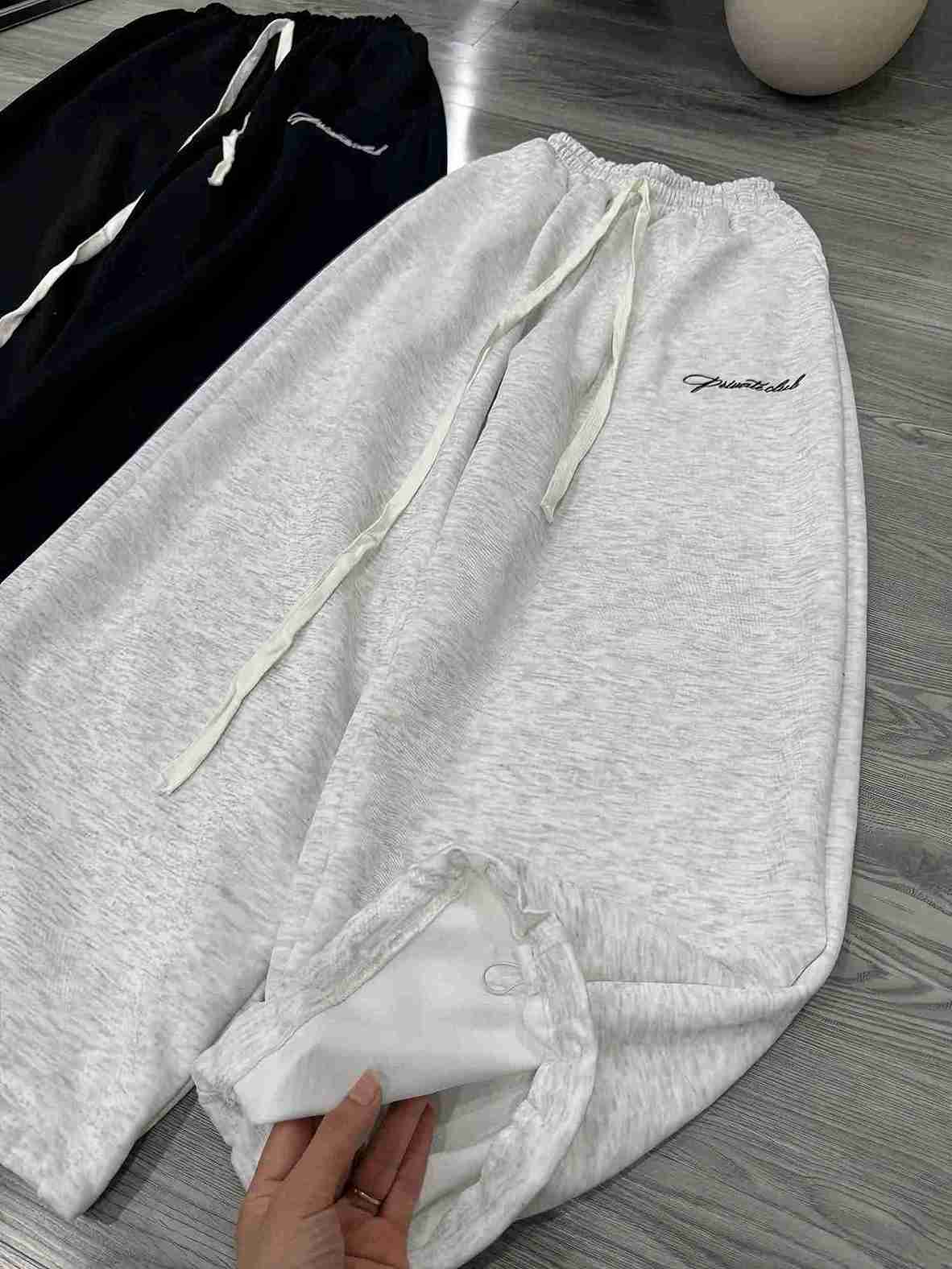 QUẦN DÀI NỈ ỐNG RỘNG PRIVATE CLUB UNISEX EMPTI.CLUB QD-011 BABY GIRL 3 QUẦN DÀI NỈ ỐNG RỘNG PRIVATE CLUB UNISEX EMPTI.CLUB QD-011 BABY GIRL - Ảnh 3